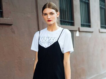 Frau trägt schwarzes Slip Dress über weißem Shirt | © Getty Images/Melodie Jeng / Kontributor