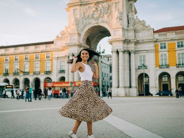 Glückliche Frau in Lissabon | © Getty Images/Westend61