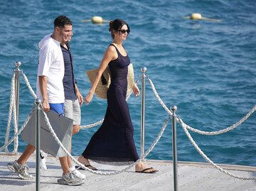 Kendall Jenner trägt im Urlaub ein schlichtes schwarzes Kleid und Flip Flops. | © IMAGO / ABACAPRESS