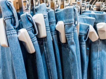 Jeans mit Sicherungen | © Getty Images/think4photop