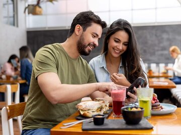 Paar beim Brunch | © Getty Images/Hispanolistic