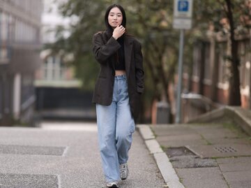 Quynh Thy  in Look mit weiten Jeans und Blazer | © Getty Images/Jeremy Moeller