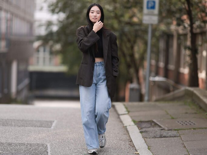 Quynh Thy  in Look mit weiten Jeans und Blazer | © Getty Images/Jeremy Moeller