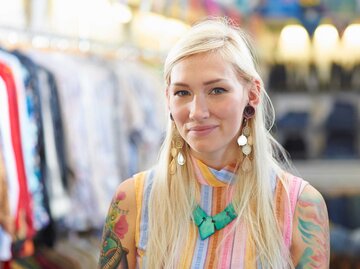 Blonde Frau mit Vintage Accessoires lächelt in die Kamera | © Getty Images/Dougal Waters