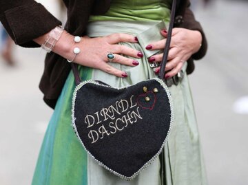 Nahaufnahme einer Dirndl-Tasche | © Getty Images/Jeremy Moeller