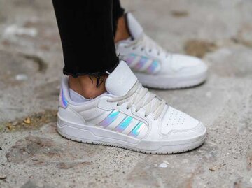 Nahaufnahme von weißen Sneakers | © Getty Images/Edward Berthelot
