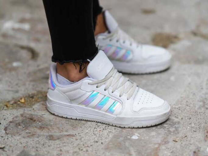Nahaufnahme von weißen Sneakers | © Getty Images/Edward Berthelot