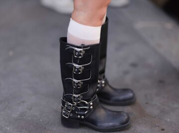 Nahaufnahme schwarze Stiefel mit Metallschnallen | © Getty Images/Jeremy Moeller 