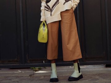 Person in Culotte und Boots | © Getty Images/Raimonda Kulikauskiene