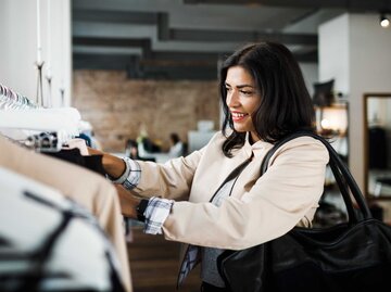 Frau shoppt in der Männerabteilung. | © Getty Images/Tom Werner