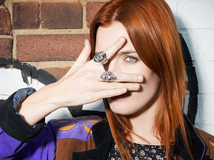 Junge Frau mit zwei großen Ringen an Fingern. | © Getty Images/Tara Moore