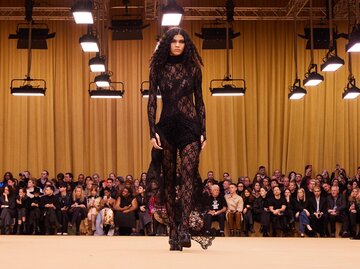 schwarzer Spitzenlook auf dem Laufsteg von Roberto Cavalli | © Getty Images/Pietro D'Aprano