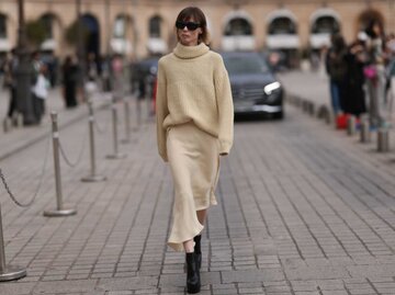 Frau trägt beigen Seidenrock und beigen Pullover | © Getty Images/Jeremy Moeller