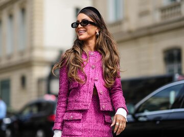 Camila Coelho in pinkem Tweed-Kostüm | © Getty Images/Edward Berthelot