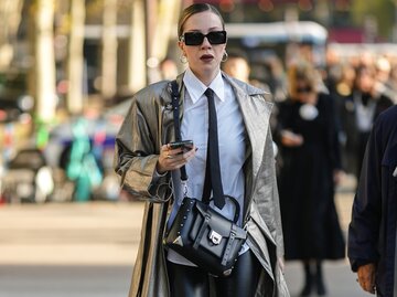 Street Style Paris Fashion Week: Eine Frau trägt eine Krawatte | © GettyImages/Edward Berthelot / Kontributor