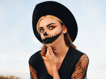 Person in Halloween Kostüm | © Getty Images/Maryna Terletska