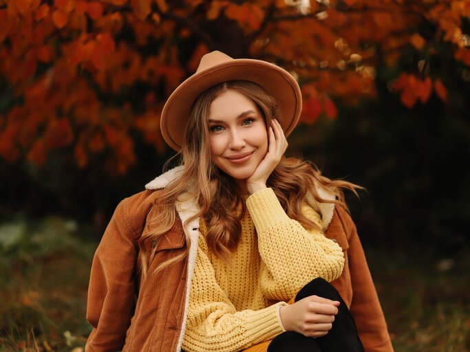 Person vor Herbstlaub mit Hut | © Getty Images/Elizaveta Starkova