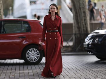 Person auf Straße in langem roten Mantel. | © Getty Images/Jeremy Moeller