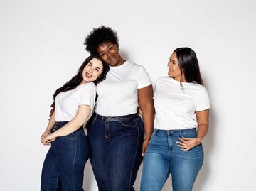 3 curvy Frauen in Jeans und weißem Shirt | © Getty Images/Luis Alvarez