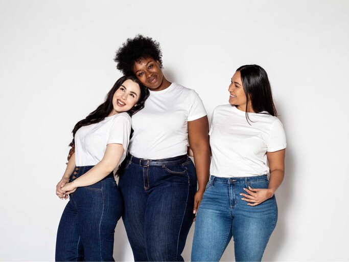 3 curvy Frauen in Jeans und weißem Shirt | © Getty Images/Luis Alvarez