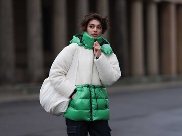 Model Sarah Posch trägt eine Puffjacke von Karl Lagerfeld in weiß/grün. | © Getty Images/Jeremy Moeller