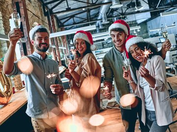 Personen bei Weihnachtsfeier | © Getty Images/Vasyl Dolmatov