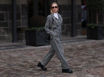 Streetstyle von Marlies Pia Pfeifhofer in kariertem Anzug und schwarzen Loafern | © Getty Images/Jeremy Moeller