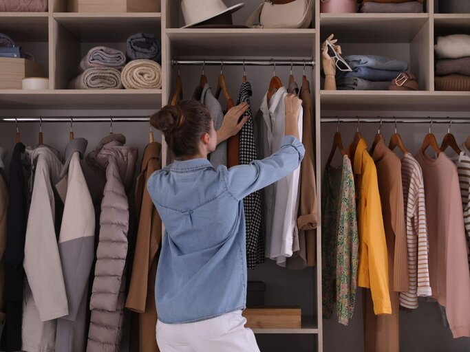 Person vor Kleiderschrank | © Getty Images/Liudmila Chernetska