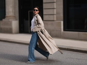 Streetstyle von Milena Karl in umgekrempelter Jeans und beigem Trenchcoat | © Getty Images/Jeremy Moeller