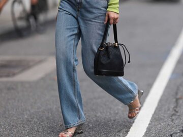 Nahaufnahme von den Beinen einer Frau, die eine Jeans trägt | © Getty Images/Jeremy Moeller