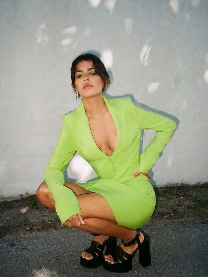 Model trägt Lime Green-Look von Zara | © Zara