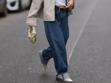 Frau trägst Jeans | © Getty Images