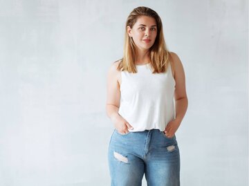 Curvy Person in Jeans und weißem T-Shirt | © Getty Images/AmeliaFox