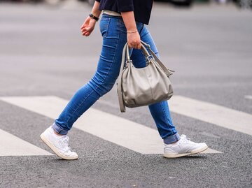Streetstyle von Frau mit Skinny Jeans | © Getty Images/Edward Berthelot