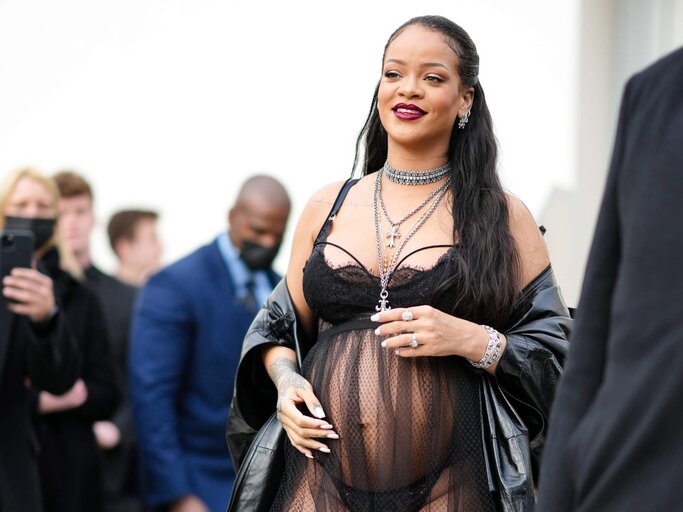 Rihanna im sexy Look zur Dior-Show auf der Paris Fashion Week | © gettyimages.de / Edward Berthelot 