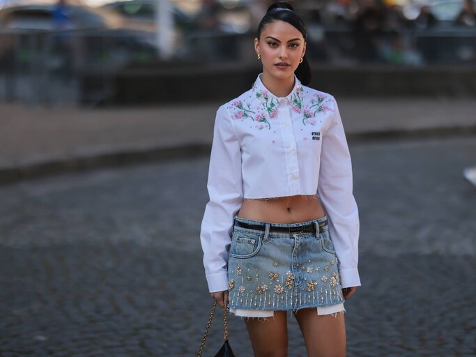 Schauspielerin Camila Mendes rockt den girly-blumigen Minirock-Look von Miu Miu. | © Getty Images/ Jeremy Moeller