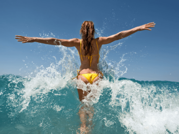 Frau im Bikini im Meer | © Getty Images/Ben Welsh