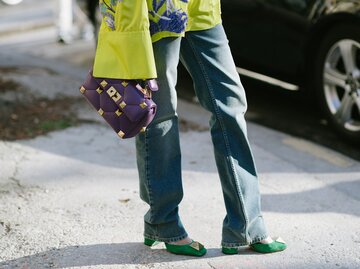 Frau trägt weite Jeans | © Getty Images/Vanni Bassetti