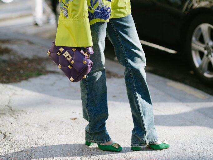 Frau trägt weite Jeans | © Getty Images/Vanni Bassetti
