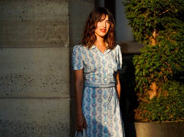 Jeanne Damas im French-Chic-Kleid | © Getty IMages/Edward Berthelot 