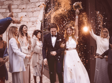 Hochzeitspaar wird mit Reis beworfen | © Getty Images/wundervisuals
