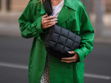 Frau trägt Kelly Grün | © Getty Images/Jeremy Moeller 