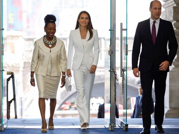 Herzogin Kate betritt den Raum im weißen Sommer-Outfit | © Getty Images/WPA Pool 