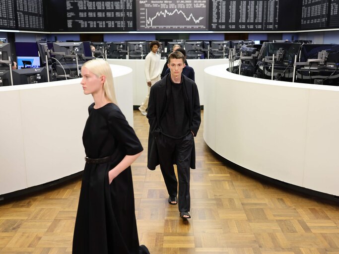 Models laufen in der Frankfurter Börse eine Modenschau | © Getty Images/Andreas Rentz / Staff