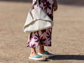 Frau trägt Cloud Sandals, den Schuh-Trend im Sommer 2022 | © Getty Images/Edward Berthelot / Kontributor