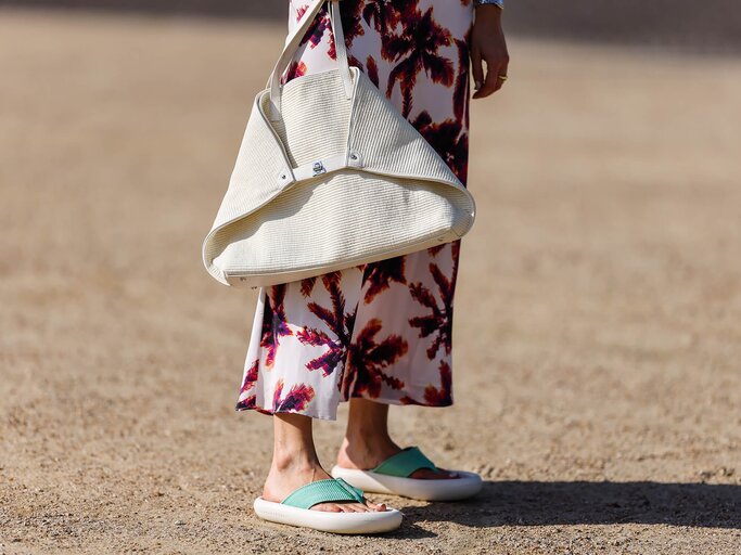 Frau trägt Cloud Sandals, den Schuh-Trend im Sommer 2022 | © Getty Images/Edward Berthelot / Kontributor