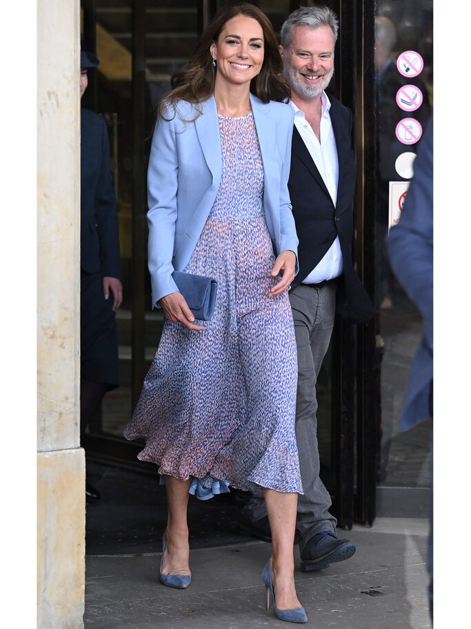 Prinzessin Kate trägt Sommerkleid mit Mantel und Pumps | © Getty Images/Karwai Tang / Kontributor