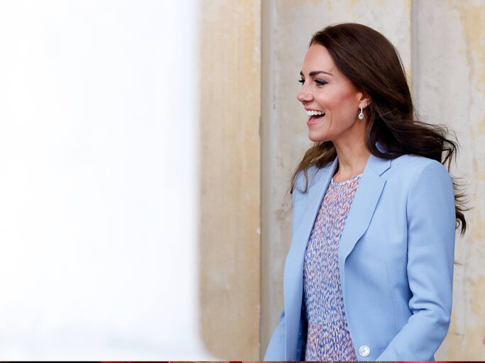 Herzogin Kate trägt Sommerkleid und lacht | © Getty Images/Max Mumby/Indigo / Kontributor