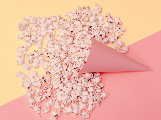 Tüte Popcorn | © Shutterstock.com/Eugenia Porechenskaya