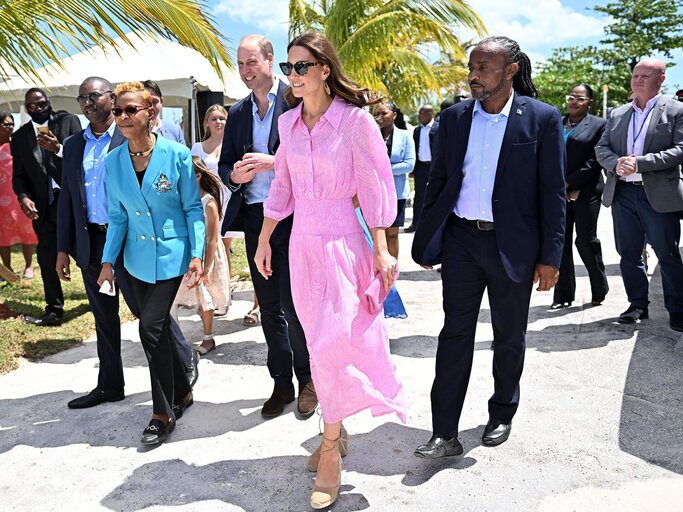 Herzogin Kate in rosa Kleid auf den Bahamas | © Getty Images/Samir Hussein / Kontributor